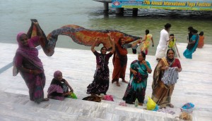 Rishikesh, gruppo di donne emancipate al ghat di Swarg Ashram.