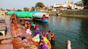 M. Pradesh, Chitrakoot, 12 febbraio 2016. Bagno di donne nel Mandakini River.