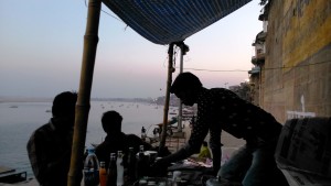 Varanasi, Rama Ghat. Panorama dalla tea-stall.