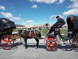 Carrozze per turisti nella piazza Naqsh-e Jahanok