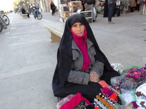 Shiraz, Iran, 12 marzo 2019. Venditrice all'ingresso del bazar.