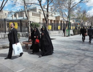 donne e bambina in burqa